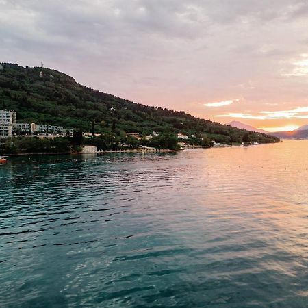 Kairaba Mythos Palace - Adults Only Kouspádhes Dış mekan fotoğraf Sunset over the Gulf of Corfu